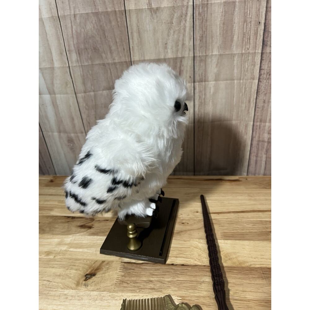 Harry Potter Enchanting Hedwig Interactive Owl with Movement Sounds Plus Wand - Picture 9 of 10